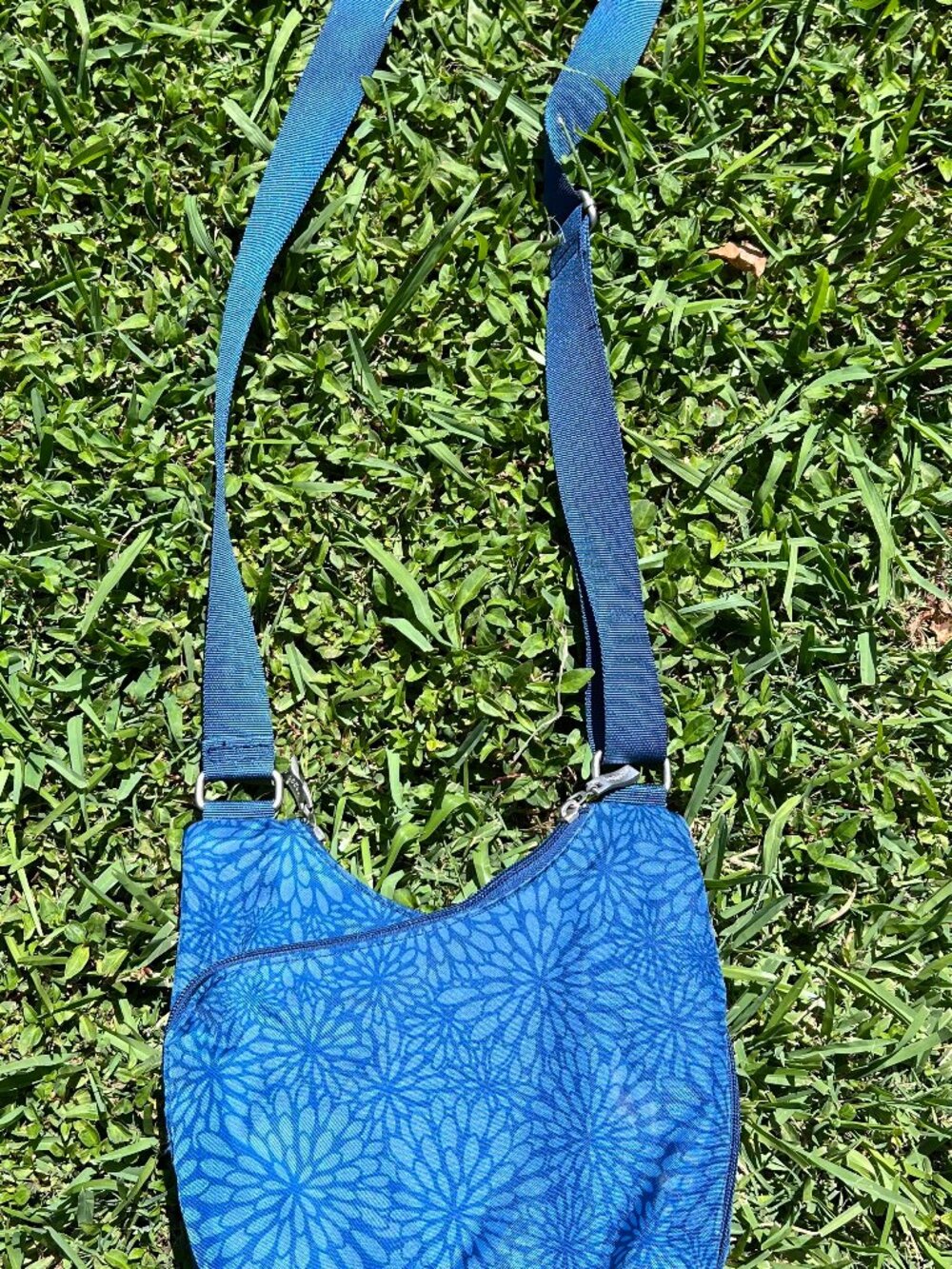 Baggallini blue floral criss cross crossbody travel organizer purse bag - Picture 3 of 6